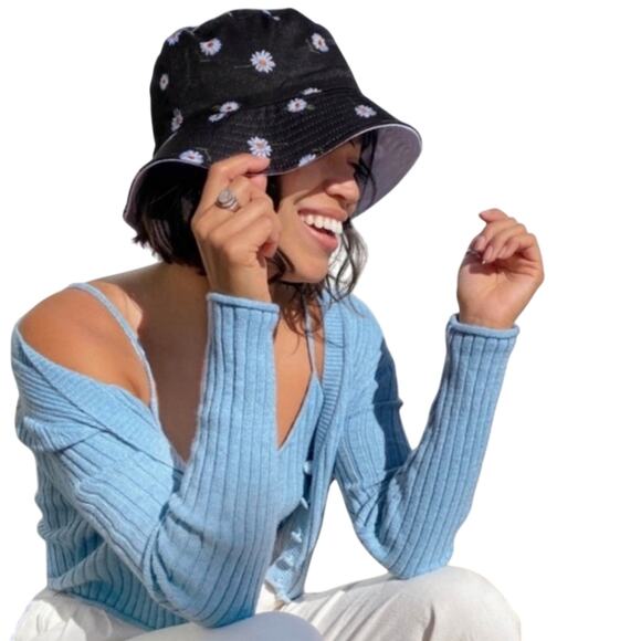 Alice + Olivia Reversible Daisy Bucket Hat FB9 - Picture 1 of 9